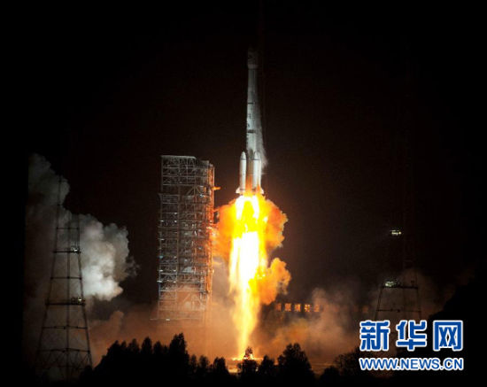 12月21日,載有玻利維亞通信衛(wèi)星的長(zhǎng)征三號(hào)乙運(yùn)載火箭點(diǎn)火發(fā)射。當(dāng)日零時(shí)42分,我國(guó)在西昌衛(wèi)星發(fā)射中心用長(zhǎng)征三號(hào)乙運(yùn)載火箭,成功將玻利維亞通信衛(wèi)星發(fā)射升空,衛(wèi)星順利進(jìn)入預(yù)定軌道。玻利維亞通信衛(wèi)星是該國(guó)擁有的第一顆衛(wèi)星。新華社記者 燕雁 攝