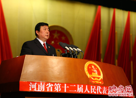 省人民檢察院檢察長(zhǎng)蔡寧向大會(huì)作工作報(bào)告。