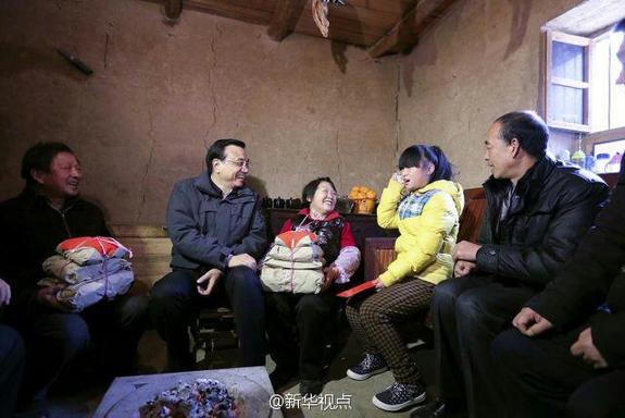 27日，李克強(qiáng)到安康旬陽金坡村看望留守兒童。