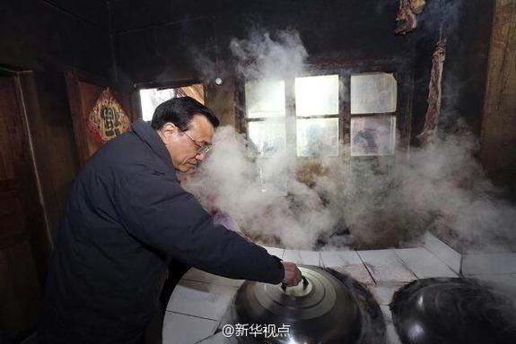 27日，李克強(qiáng)到安康旬陽金坡村看望留守兒童。