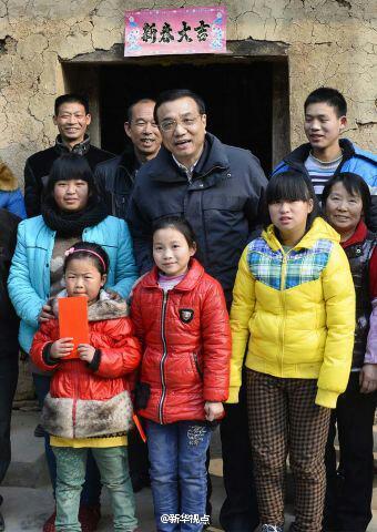 27日，李克強(qiáng)到安康旬陽金坡村看望留守兒童。