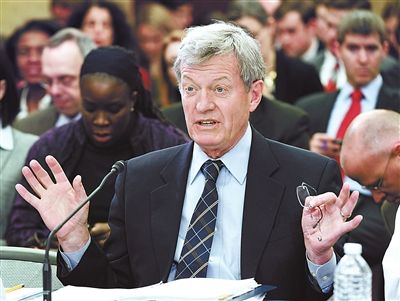 2012年2月1日，鮑卡斯在國(guó)會(huì)會(huì)議上發(fā)言供圖/IC