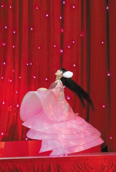 馮小剛春晚被指“華誼年會(huì)” 藝人多與華誼有關(guān) 馮小剛春晚被指“華誼年會(huì)” 藝人多與華誼有關(guān)