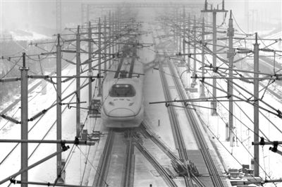昨日，由武漢始發(fā)到北京G508次高鐵沿途被大雪覆蓋，列車廣播告知受降雪天氣影響，為確保行車安全降速運(yùn)行，預(yù)計(jì)晚點(diǎn)1小時(shí)10分鐘。圖/CFP