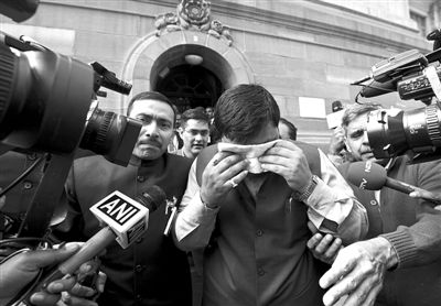 13日，印度議會(huì)下院開會(huì)時(shí)發(fā)生混亂，議員打作一團(tuán)，甚至有議員噴辣椒噴霧，致使不少議員呼吸困難，倉(cāng)促離