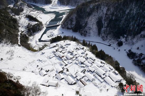 　　當地時間2014年2月17日，據日本媒體報道，日本關東甲信及日本東北等地區(qū)遭遇大雪。