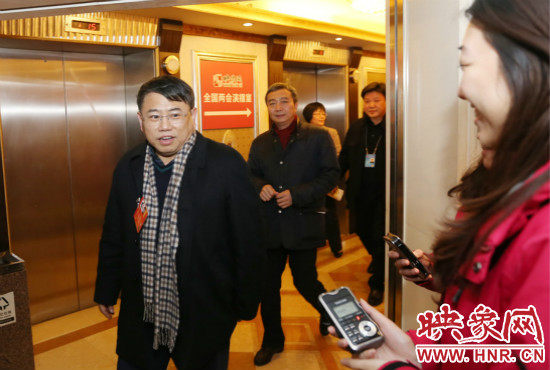 朱夏炎視察映象網(wǎng)全國(guó)兩會(huì)北京演播室 寄語(yǔ)爭(zhēng)做第一 朱夏炎視察映象網(wǎng)全國(guó)兩會(huì)北京演播室 寄語(yǔ)爭(zhēng)做第一