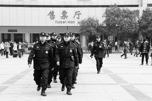 3月2日，鄭州市特警加強(qiáng)對人員密集場所的武裝巡邏。