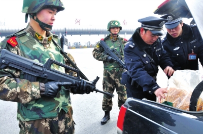 圖為武警配合民警開展安保檢查。