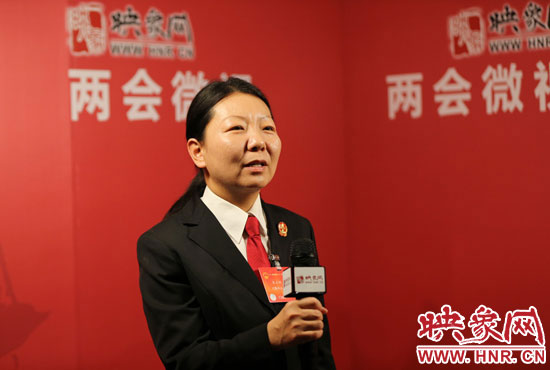 在映象網(wǎng)全國(guó)兩會(huì)北京演播室，全國(guó)人大代表、寶豐縣鬧店鎮(zhèn)法庭庭長(zhǎng)朱正栩做客《兩會(huì)微視》訪談。