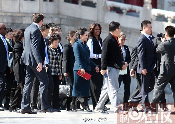 　　3月21日上午，美國總統(tǒng)夫人米歇爾參觀故宮，彭麗媛陪同。彭麗媛一身湖藍(lán)色裙裝，米歇爾黑白色職業(yè)裝