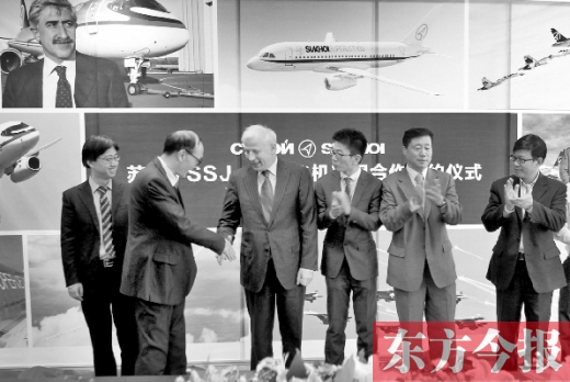 　昨日，“蘇霍伊SSJ-100飛機項目”合作簽約儀式在鄭州舉行