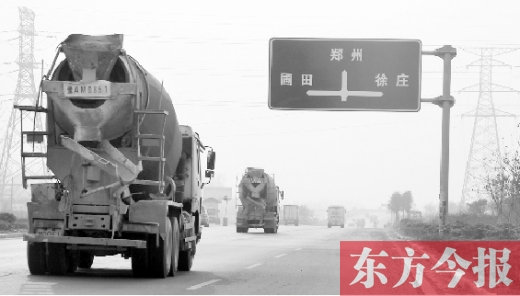 3月25日，兩輛水泥罐車在鄭汴物流通道行駛。大車“橫行”的道路上極易發(fā)生各種交通事故
