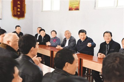 3月17日，習(xí)近平在河南省蘭考縣東壩頭鄉(xiāng)張莊村村委會(huì)與干部群眾座談，聽(tīng)取意見(jiàn)和建議。