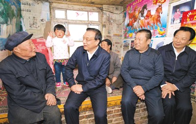 3月27日，李克強(qiáng)在內(nèi)蒙古自治區(qū)翁牛特旗橋頭鎮(zhèn)太平莊村看望貧困戶(hù)。