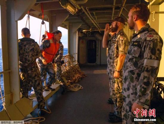 　據澳大利亞海軍4月11日發(fā)布的圖片顯示，中澳海軍海上聯(lián)合搜尋失聯(lián)客機。據悉，澳大利亞總理當天表示，澳方執(zhí)行搜尋失聯(lián)客機任務的搜救人員已獲知黑匣子的大致位置。