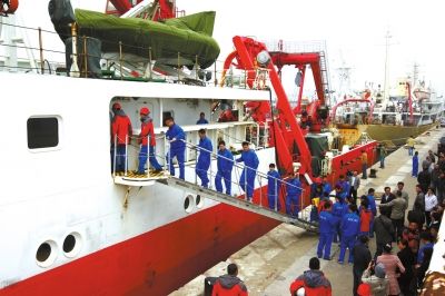  4月8日，“科學(xué)號”科學(xué)考察船從青島市中苑碼頭啟航，赴沖繩海槽區(qū)域進(jìn)行科學(xué)考察。圖/CFP