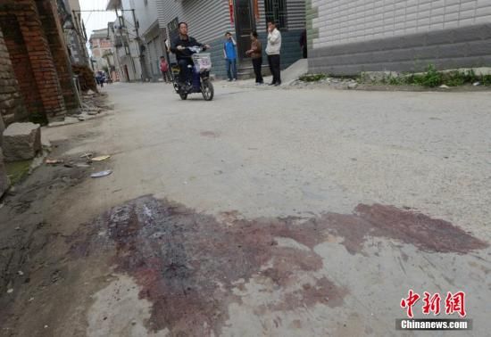 4月28日，福建省福州市閩侯縣發(fā)生一起惡性駕車撞人事件，圖為事發(fā)現(xiàn)場血跡斑斑。中新社發(fā) 劉可耕 攝