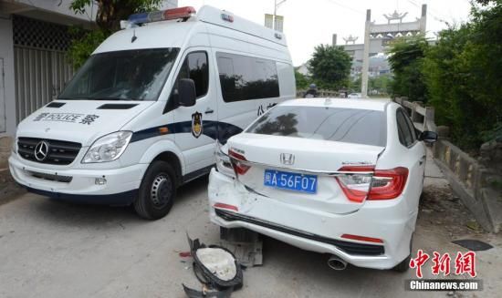 4月28日，福建省福州市閩侯縣發(fā)生一起惡性駕車撞人事件，圖為被撞車輛損毀嚴重。經初查，該肇事男子叫林某新（漢族，37歲，福州長樂人），因婚姻問題，情緒失控，駕車從閩侯縣青口鎮(zhèn)往尚干鎮(zhèn)方向，沿奔馳大道行駛，連續(xù)撞人。中新社發(fā) 劉可耕 攝
