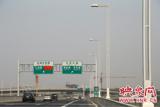 市民可通過北三環(huán)快速路高架橋直達(dá)東區(qū)。