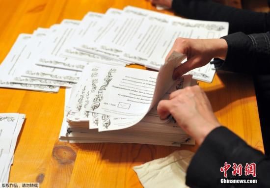 　　當(dāng)?shù)貢r(shí)間2014年5月11日，烏克蘭東部地區(qū)選舉工作人員開(kāi)始公投計(jì)票工作。