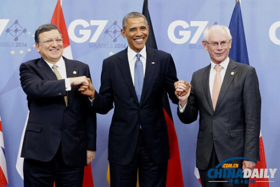 資料圖：6月4日，歐洲理事會主席范龍佩（右）和歐盟委員會主席巴羅佐（左）在會場門口歡迎前來與會的美國總統(tǒng)奧巴馬。由歐盟主持的七國集團(tuán)領(lǐng)導(dǎo)人會晤4日晚間在布魯塞爾開幕，烏克蘭問題成為本次峰會核心議題。（新華社發(fā) 歐盟理事會供圖）