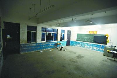 　　昨晚10時，事發(fā)教室里的書桌幾乎被搬空，一個損壞的書桌倒在地上