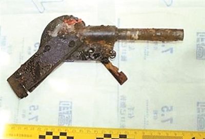 犯罪嫌疑人帶到現(xiàn)場(chǎng)的自制手槍 犯罪嫌疑人帶到現(xiàn)場(chǎng)的自制手槍