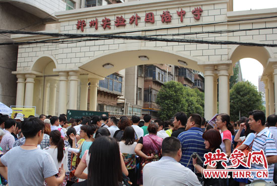 考試快結(jié)束時(shí)，陪考的家長(zhǎng)涌入學(xué)校接孩子。