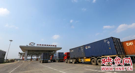 一頭連著生產(chǎn)，一頭牽著消費(fèi)，現(xiàn)代物流業(yè)成為經(jīng)濟(jì)運(yùn)行的血脈。