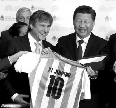 　獲贈(zèng)10號(hào)球衣。