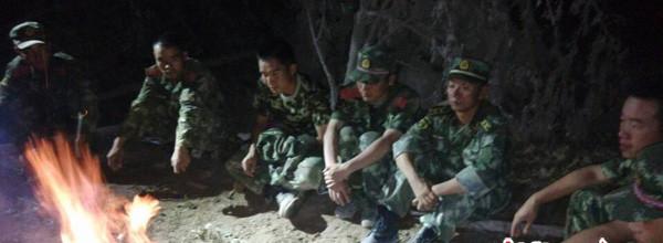 8月5日晚，受困官兵等待天亮以后的救援。