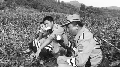 饑餓難忍，中國緊急救援河南基地的救援隊員在已毀的玉米地里撿拾生玉米吃。