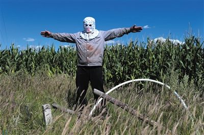 一牧民向記者描述化工園區(qū)打的水井：“他們的井又深又大，我們肯定搶不過他們?！? width=