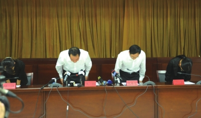 昆明通報(bào)明通小學(xué)踩踏事故原因，官員鞠躬致歉。圖/東方IC