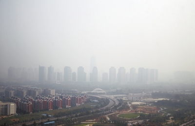 玉米秸稈煙淹了“大玉米”10月7日，霧霾籠罩下的鄭東新區(qū)CBD。