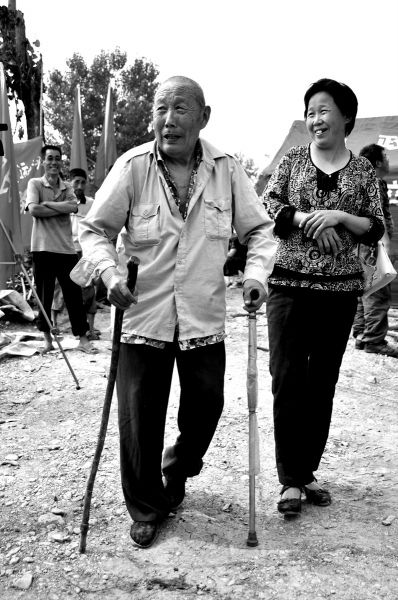 2011年6月26日，何兆勝在三女兒的陪伴下漫步在搬遷現(xiàn)場。