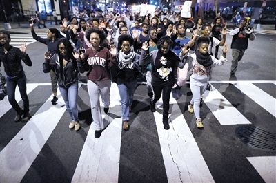 　24日，美國(guó)華盛頓，民眾在白宮前參加示威，抗議不起訴槍殺黑人青年的白人警察。