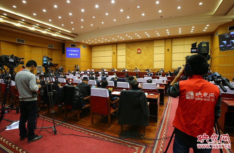 映象網對專題詢問會進行全程直播。