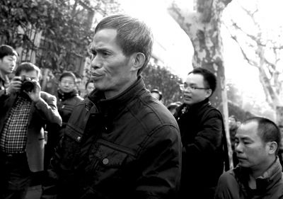 被告人林森浩的父親林尊耀準(zhǔn)備進(jìn)入法院。