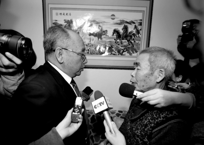 15日，內(nèi)蒙古高院副院長趙建平（左）帶隊向呼格吉勒圖父母送達再審法律文書。