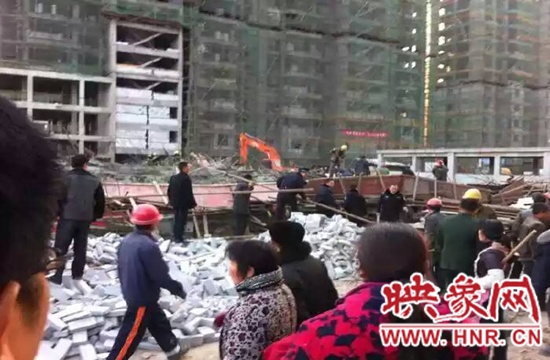 圖為事故現(xiàn)場(chǎng)情況，當(dāng)?shù)厝罕姽﹫D。