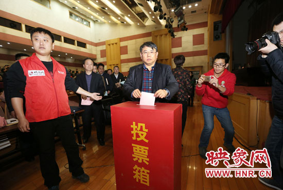 省委宣傳部副部長、省新聞出版廣電局局長朱夏炎現(xiàn)場投票