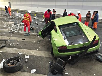 大屯路隧道內(nèi)，事故現(xiàn)場百余米長的隔離欄被撞倒，事故一側(cè)全是隔離欄以及車身的碎片。新京報(bào)記者 浦峰 攝