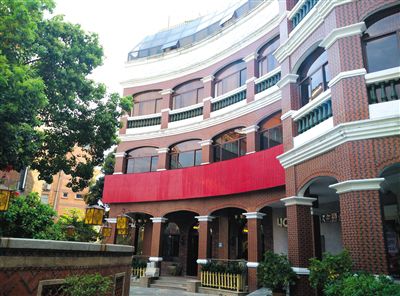 泉州多名干部稱，2010年下半年，徐鋼每周至少三天的下午在這幢建筑的地下酒窖。