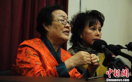 圖為慰安婦受害者李容洙（Lee Yong Soo。圖左）發(fā)表講話，要求安倍正式道歉。