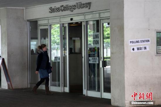 月7日，英國舉行大選，650個選區(qū)的選民前往投票站，選出代表各自選區(qū)的國會議員，贏得全國超過半數(shù)選區(qū)議席(即超過325個席位)的政黨，則獲得執(zhí)政權(quán)。圖為一名選民進入投票站投票。<a target='_blank' ><p  align=