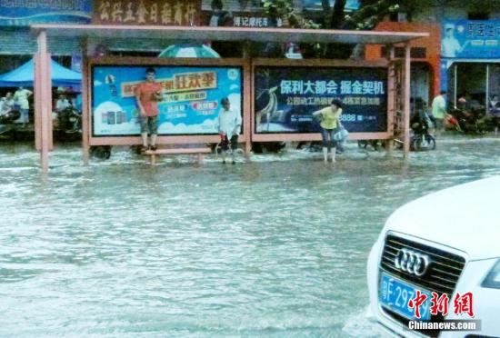 圖為暴雨持續(xù)兩小時(shí)，韶關(guān)市區(qū)又變“水城”。陳惠賢 攝