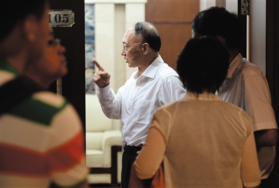 劉鵬局長走出會場。昨日的足球改革發(fā)展工作會議上，國家體育總局為中國足球“開了一扇門”。新京報記者 吳江 攝