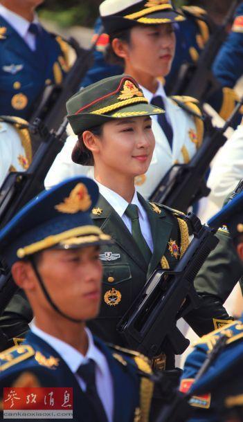 曾為一名模特的三軍儀仗隊(duì)隊(duì)員門佳慧在進(jìn)行訓(xùn)練